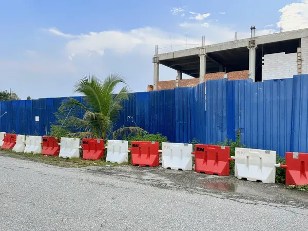 Beton duvarları ve betonu olan yeni bir bina inşa ediliyor.