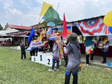 Ipoh, Perak Malezya - 1 Ekim 2023: Sekolah Kebangsaan Manjoi 1 'de ilkokul öğrencisinin spor günü
