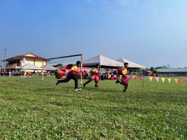 Ipoh, Perak Malezya - 1 Ekim 2023: Sekolah Kebangsaan Manjoi 1 'de ilkokul öğrencisinin spor günü