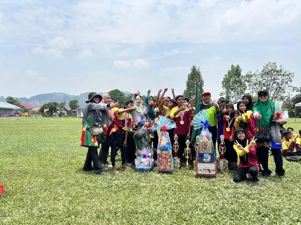 Ipoh, Perak Malezya - 1 Ekim 2023: Sekolah Kebangsaan Manjoi 1 'de ilkokul öğrencisinin spor günü