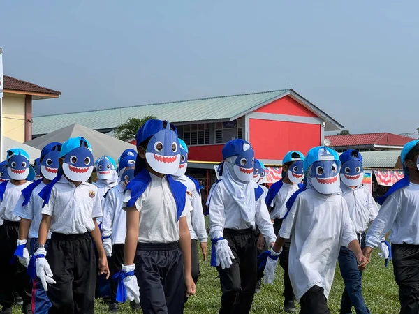 Ipoh, Perak Malezya - 1 Ekim 2023: Sekolah Kebangsaan Manjoi 1 spor gününde geçit töreni