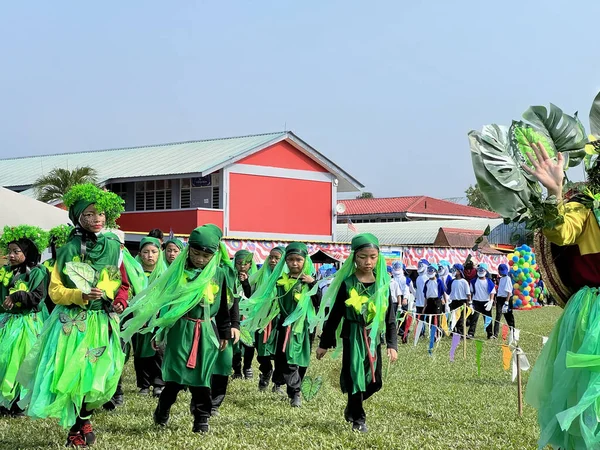 Ipoh, Perak Malezya - 1 Ekim 2023: Sekolah Kebangsaan Manjoi 1 spor gününde geçit töreni