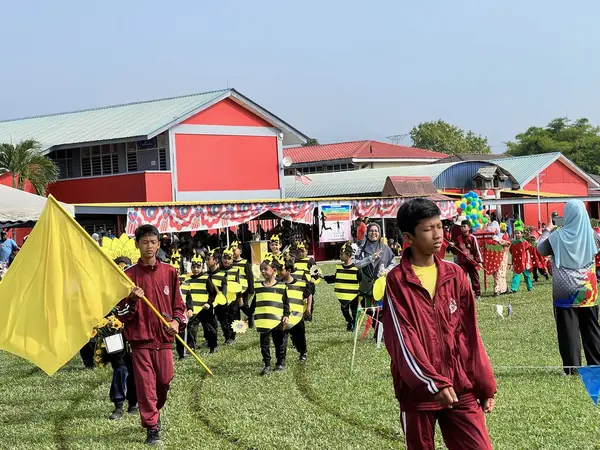 Ipoh, Perak Malezya - 1 Ekim 2023: Sekolah Kebangsaan Manjoi 1 spor gününde geçit töreni