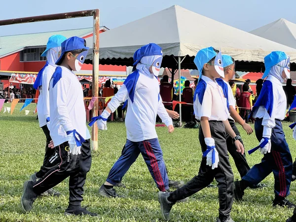 Ipoh, Perak Malezya - 1 Ekim 2023: Sekolah Kebangsaan Manjoi 1 spor gününde geçit töreni