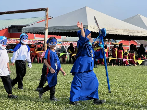 Ipoh, Perak Malezya - 1 Ekim 2023: Sekolah Kebangsaan Manjoi 1 spor gününde geçit töreni
