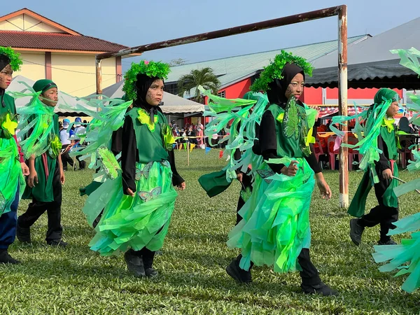 Ipoh, Perak Malezya - 1 Ekim 2023: Sekolah Kebangsaan Manjoi 1 spor gününde geçit töreni