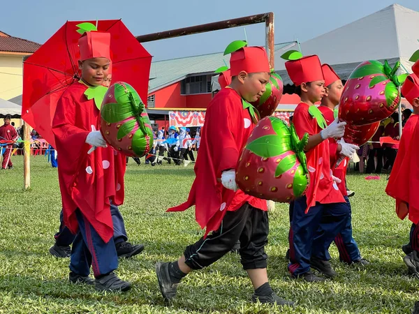 Ipoh, Perak Malezya - 1 Ekim 2023: Sekolah Kebangsaan Manjoi 1 spor gününde geçit töreni