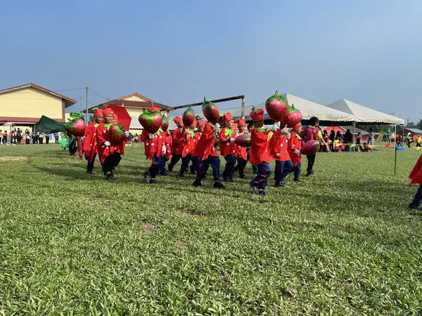 Ipoh, Perak Malezya - 1 Ekim 2023: Sekolah Kebangsaan Manjoi 1 spor gününde geçit töreni