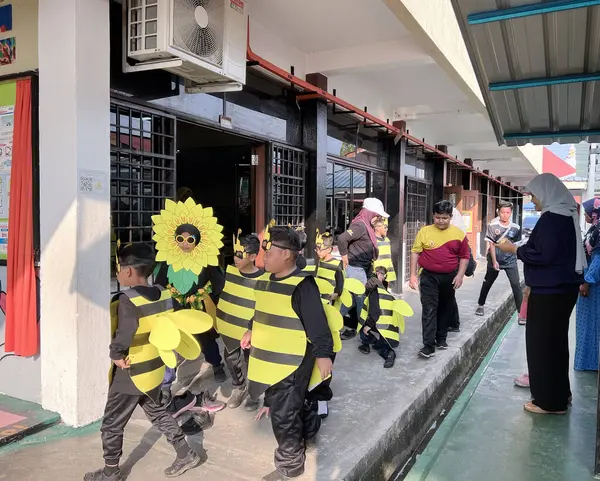 Ipoh, Perak Malezya - 1 Ekim 2023: Sekolah Kebangsaan Manjoi 1 'de ilkokul öğrencisinin spor günü