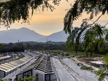 Bir inşaat alanının arka planında güzel bir günbatımı.