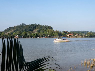 Dungun, Terengganu 'da küçük bir teknesi olan nehrin güzel manzarası..