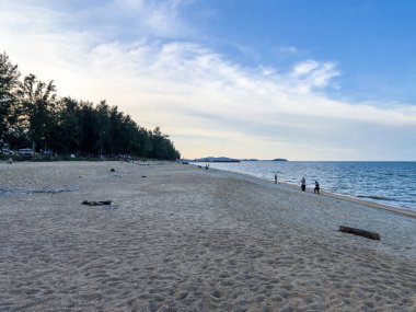 Dungun Terengganu 'da deniz ve plajlı güzel bir tropikal manzara.