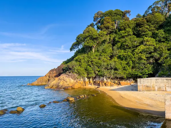 Dungun, Terengganu 'daki kayalık bir sahilden deniz manzarası.