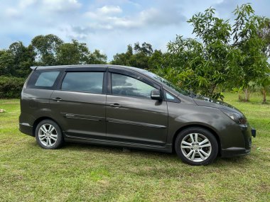 Kuala Berang, Terengganu, Malezya - 29 Ağustos 2023: Durian meyve bahçesinde bir proton markası MPV.