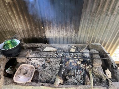 Kuala Berang, Terengganu 'daki Durian bahçesinde yemek pişirmek için ahşap soba kullanmak..