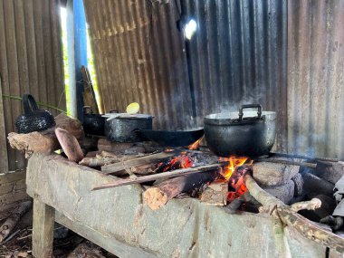 Kuala Berang, Terengganu 'daki Durian bahçesinde yemek pişirmek için ahşap soba kullanmak..