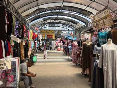 Tumpat, Kelantan, Malezya - 28 Ağustos 2023: Pengkalan Kubor gümrüksüz mağazasından alışveriş yapan insanların atmosferi.