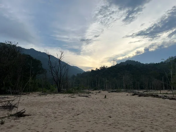 Kuala Berang, Terengganu 'da dağlar, gökyüzü, ağaçlar ve doğa manzarası.
