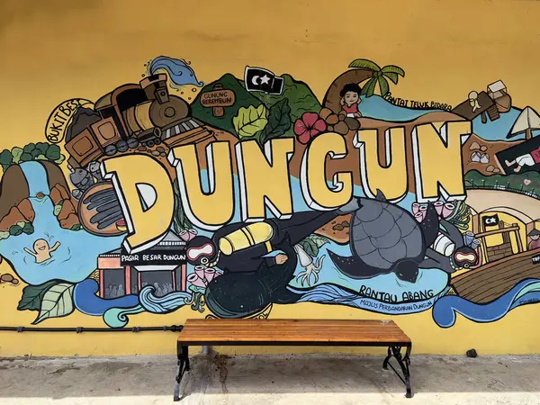 Dungun, Terengganu, Malezya - 20 Aralık 2023: Pazar binalarının duvarlarında renkli duvar resimleri.
