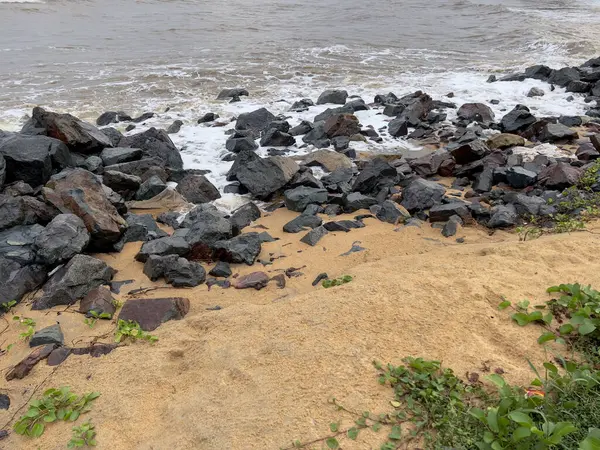 Kerteh, Terengganu 'da muson mevsiminde kumlu sahillere vuran dalgalı Rocky plajı..