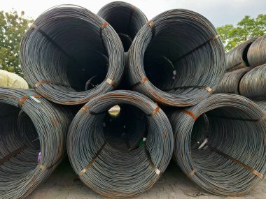 İç porttaki yığınlar halinde düzenlenmiş tel örgüsü.