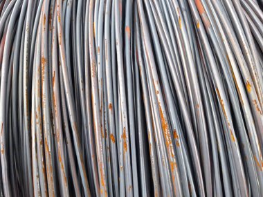 Paslı tel örgülerin yakın çekim görüntüsü.