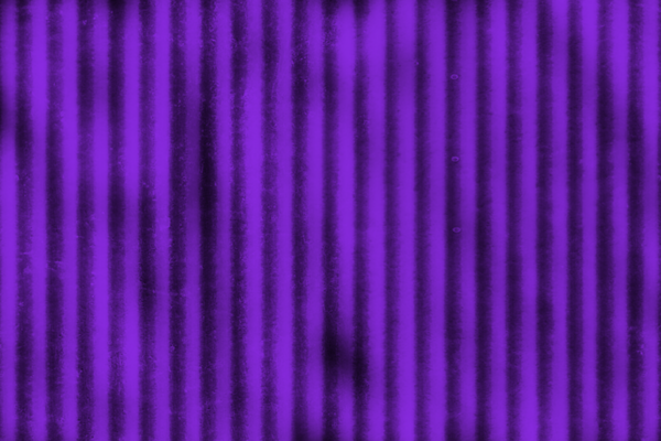 Dikey çıkıntıları olan ayrıntılı mor kıvrımlı metal.