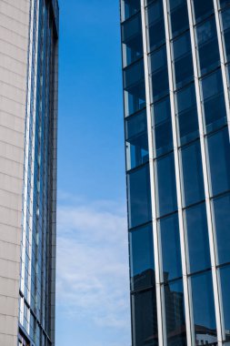 Modern ofis binası mavi gökyüzü arka planına karşı mavi tonda. İş ve finans
