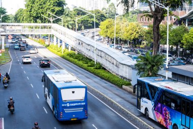 Transjakarta otobüsü hafta içi sabah otobüs durağında yolcuları bekliyor..