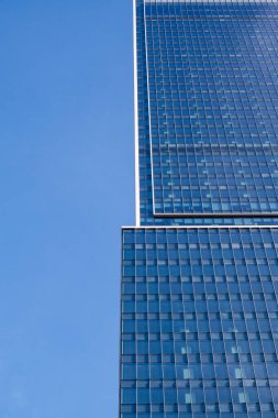 Mavi gökyüzü arka planındaki gökdelen ofis binası. Çelik ve cam.