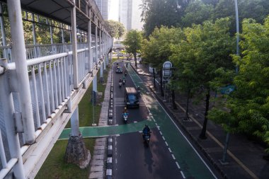 Sudirman Caddesi 'ndeki yaya köprüsünün altında trafik var.