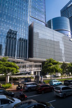 Sudirman Caddesi 'ndeki yaya köprüsü ve gökdelenler