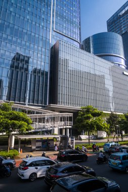 Sudirman Caddesi 'ndeki yaya köprüsü ve gökdelenler