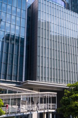 Hafta içi Cakarta 'nın merkezinde Sudirman Yolu' ndaki gökdelen pencerelerine bakan yaya köprüsünün görüntüsü