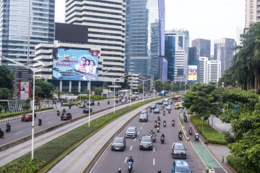 Sudirman 'da hafta içi sabahları trafik durgun olur. Arkaplanda ofis binası ya da gökdelenler