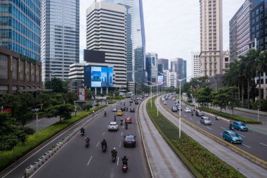Sudirman 'da hafta içi sabahları trafik durgun olur. Arkaplanda ofis binası ya da gökdelenler