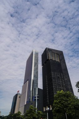 Bulutlu arka plana karşı modern ofis binası. Sudirman Caddesi, Jakarta 'da.