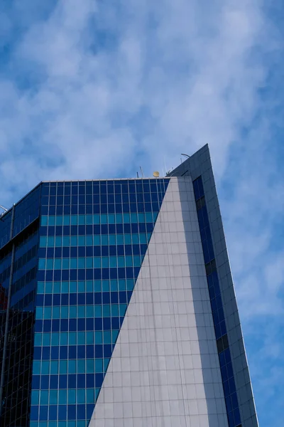 Budynek Biurowy Wieżowca Tle Błękitnego Nieba Stal Szkło — Zdjęcie stockowe
