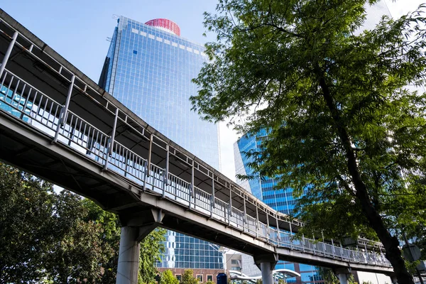 Voetgangersbrug Tegen Wolkenkrabbers Onder Blauwe Hemel Jakarta Stad — Stockfoto
