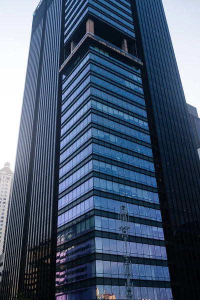 Kantoorgebouw Donkerblauwe Tinten Tegen Heldere Lucht Achtergrond — Stockfoto