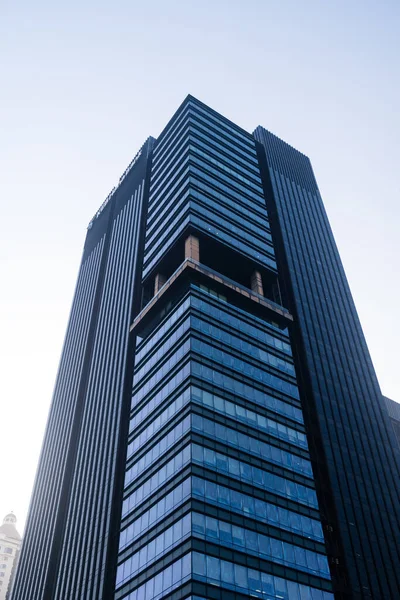 Edificio Oficinas Tonos Azul Oscuro Sobre Fondo Cielo Claro —  Fotos de Stock