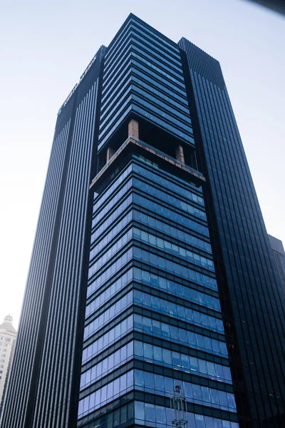 Kantoorgebouw Donkerblauwe Tinten Tegen Heldere Lucht Achtergrond — Stockfoto