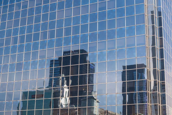 Uitzicht Een Moderne Glazen Wolkenkrabber Die Gebouwen Rondom Weerspiegelt — Stockfoto