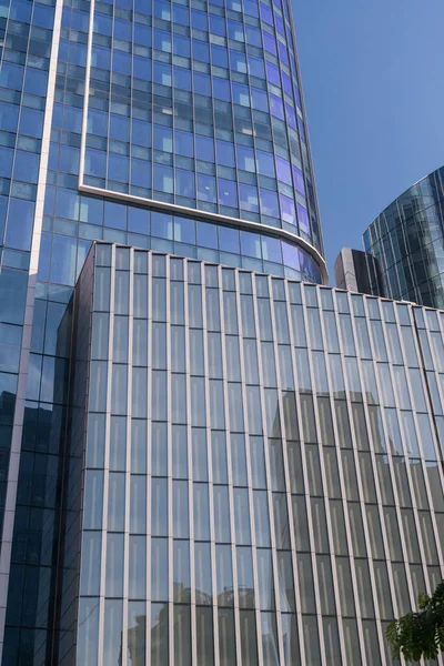 反映周围建筑物的现代玻璃摩天大楼的景观 — 图库照片