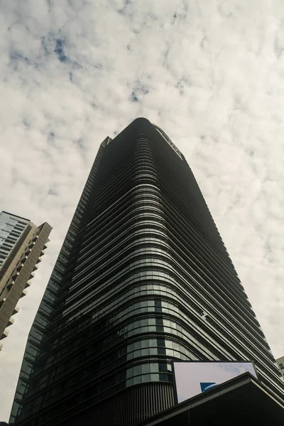 Edifício Escritórios Moderno Contra Céu Nublado Vista Ângulo Baixo — Fotografia de Stock