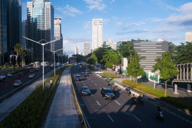 Sokakta trafik ve Sudirman iş bölgesindeki ofis binalarının güzel manzarası. Yaya köprüsünden alınmış.