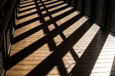 Jakarta şehrindeki güzel yaya köprüsü. Siluet fotoğraf