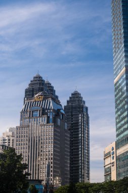  Sudirman iş bölgesindeki modern ofis binalarının mavi gökyüzü arka planına karşı güzel manzarası