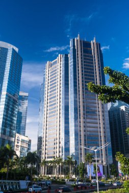 Sudirman iş bölgesindeki ofis binalarının mavi gökyüzü arka planına karşı güzel manzarası