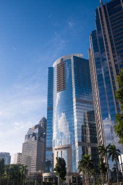 Sudirman iş bölgesinde gökdelen. Düşük açı görünümü